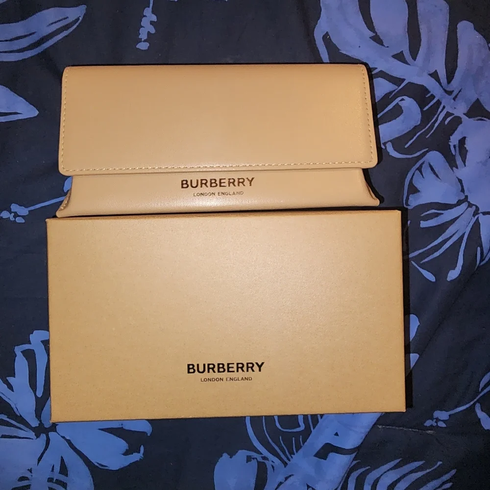 BURBERRY SUNGLASSES - Picture 5 of 5